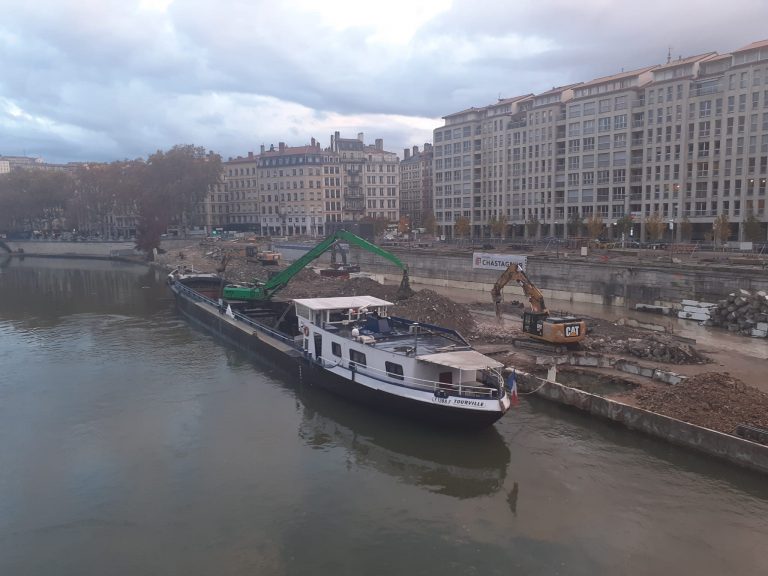 Au cœur de Lyon, l’évacuation des déblais d’un très gros chantier par voie fluviale !